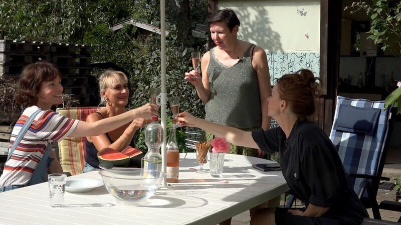 Heide bekommt derweil Besuch von ihren Freundinnen – und eines ihrer Mädels hat eine Überraschung mitgebracht. – Bild: RTL Zwei