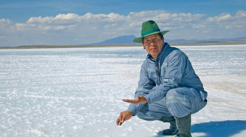 Amado Bautista gewinnt Salz auf dem „Salar de Uyuni“ – dem größten Salzsee der Erde – Bild: BR/​NDR/​dmfilm/​Manfred Uhlig/​Manfred Uhlig