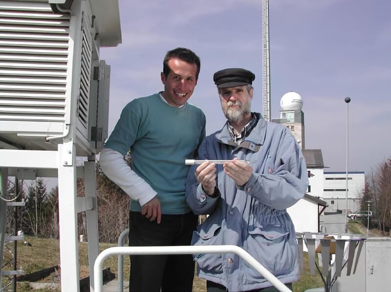 Diplom-Meteorloge Christian auf der Bergwetterstation in Hohenpeißenberg erklärt Willi Weitzel (links) einige Grundlagen der Wetterforschung. – Bild: BR/​megaherz