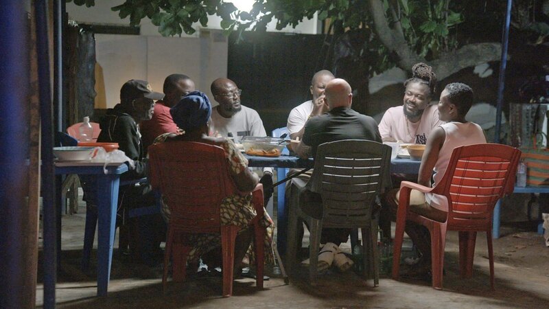 Carlton McCoy ist bei der Familie von Samini zum Essen eingeladen, einem gefeierten ghanaischen Popstar. – Bild: ZDF und 2022 Cable News Network and Zero Point Zero./​2022 Cable News Network and Zero