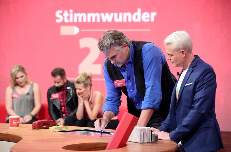 Das Team „Stimmwunder“ v. li.: Laura Wilde, Leonard, Ella Endlich, Björn Landberg, Guido Cantz. – Bild: SWR/​Bavaria/​Frank W. Hempel
