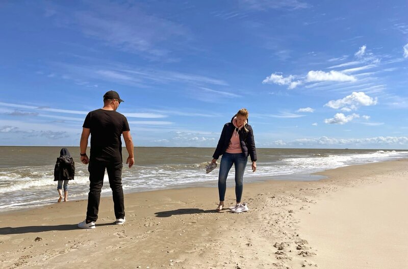 Sofia (r) und Carsten Rudolf mit ihrem Sohn Paul (l) am Strand von Texel. – Bild: WDR/​Sagamedia/​Friederike Nehrkorn
