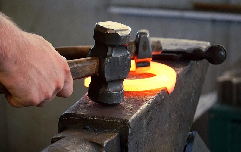 Schmied schlägt zu, während Eisen heiß ist. – Bild: shutterstock