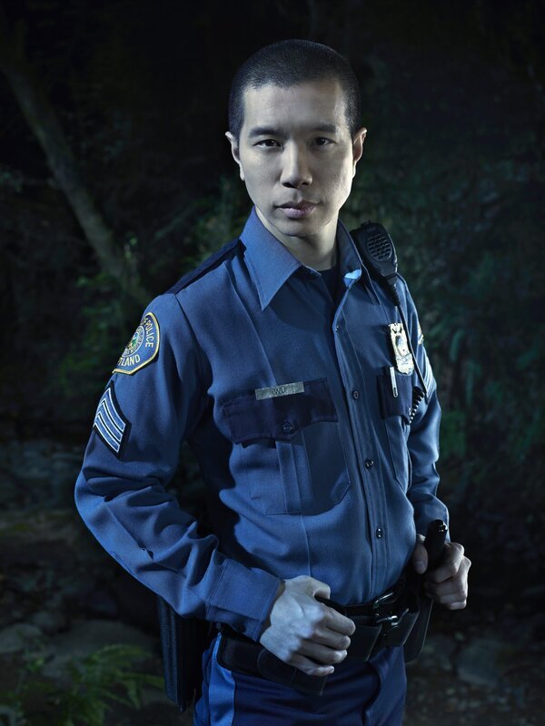 (1. Staffel) – Der Polizeibeamte Sergeant Wu (Reggie Lee) liefert oft hilfreiche Fakten und Informationen, die Nick und Hank die Aufklärung vieler Fälle erleichtern … – Bild: Canal+