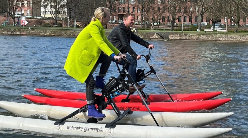 Anna Lena Dörr (vorne) und Tobi Kämmerer (hinten) auf dem Main mit Waterbikes. – Bild: SWR