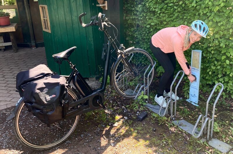 Ruhrtalradweg; Sandra Wolfson am Ladepunkt für E-Bikes im Wildwald Voßwinkel bei Arnsberg – Bild: MDR/​WDR