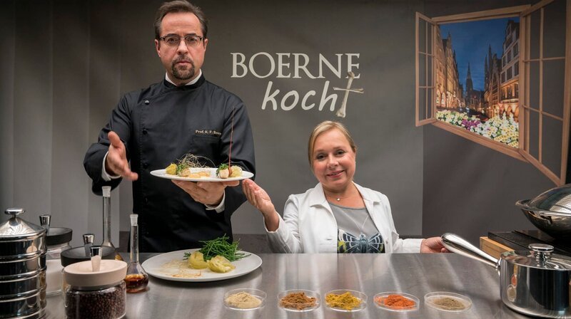 „Boerne kocht“ – so soll die neue TV-Reihe heißen, in der Prof. Boerne (Jan Josef Liefers, l) Rechtsmedizin und Gourmetküche zusammenbringen will. Unterstützung erhält er auch hier von Silke Haller (ChrisTine Urspruch, r). – Bild: WDR/​Thomas Kost