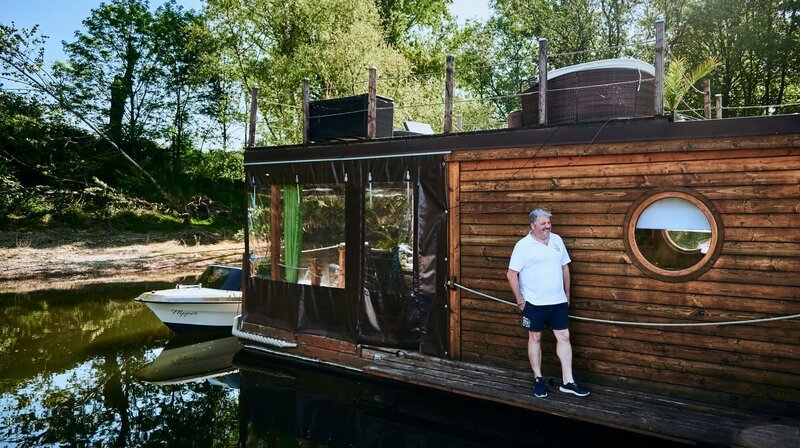 Jan Nykiel auf seinem Wohntraum: Seinem Hausboot aus Polen, das nun im Krefelder Hafen liegt. – Bild: WDR/​Meworks/​Abbyll Chronicles