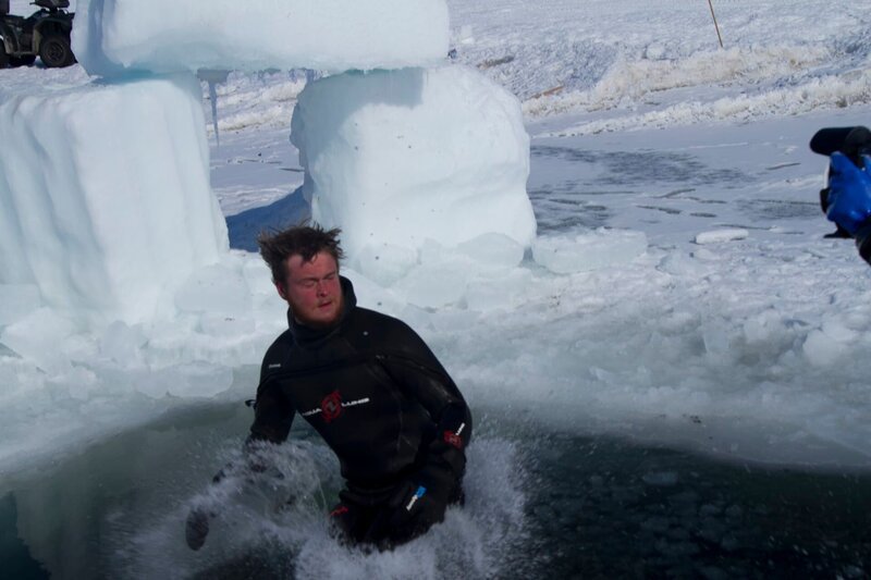 Zeke Tenhoff falls into dive hole. – Bild: Discovery Communications