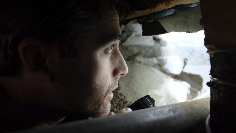 Rob Nelson explores tunnels underneath Denver’s downtown buildings. – Bild: Discovery Communications