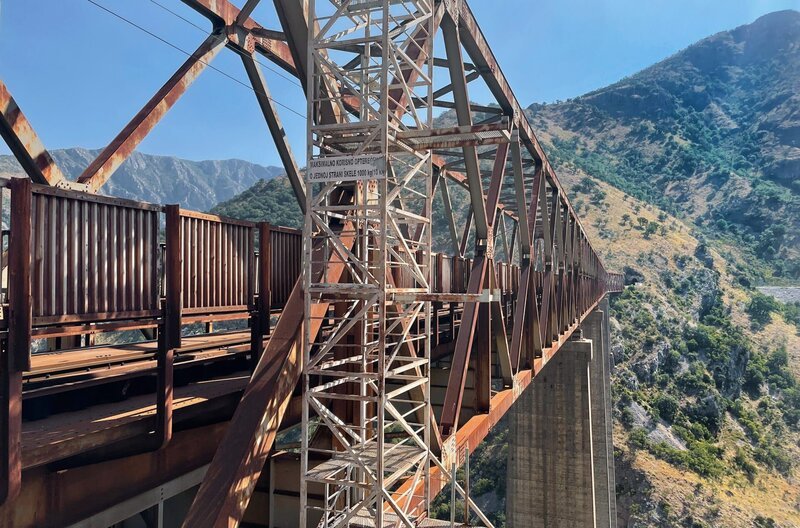 Mala Rijeka Viadukt – Die mit 198 Metern Höhe über dem Talgrund höchste Eisenbahnbrücke Europas. – Bild: SWR/​Michael Mattig-Gerlach