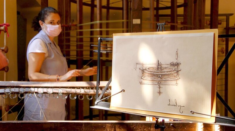 Die Maschine stammt noch von Leonardo da Vinci – in einer alten Seidenfabrik in Florenz – Bild: SR/​Sven Rech