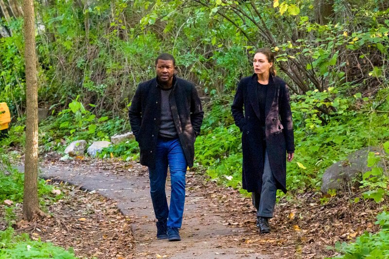 „Karma“ – The team’s Thanksgiving plans are put on hold when they are brought in to investigate whether a shooting at a Buddhist temple was a hate crime or something more personal. Also, Remy and April make a tough decision, on the CBS Original series FBI: MOST WANTED, Tuesday, Nov. 22 (10:00–11:00 PM, ET/​PT) on the CBS Television Network, and available to stream live and on demand on Paramount+. Pictured (L-R): Edwin Hodge as Special Agent Ray Cannon and Alexa Davalos as Special Agent Kristin Gaines. Photo: Mark Schäfer/​CBS – Bild: 2022 CBS Broadcasting Inc. All Rights Reserved. /​ ©2022 CBS Broadcasting, Inc. All Rights Reserved.