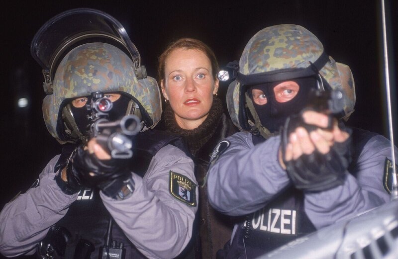 Gesichert von Männern des SEK (Komparsen) versucht Glaser (Britta Schmeling, Mi.) den Entführer davon zu überzeugen, sicher der Polizei zu stellen. – Bild: RTL /​ Rolf Baumgartner