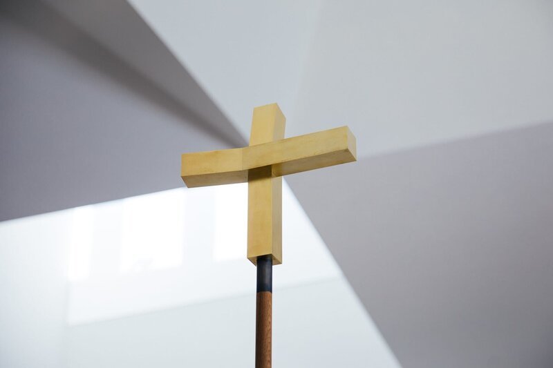 Goldenes Kreuz in der Kirche. – Bild: Julia Müller /​ BR /​ BR/​Julia Müller