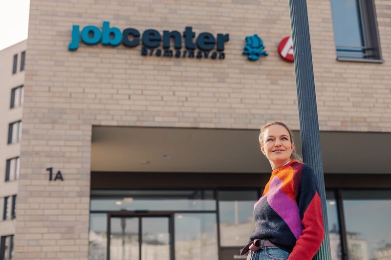 Zwei Tage lang begleitet Sarah Tacke die Arbeit im Jobcenter Bremerhaven – nirgendwo sonst ist die Arbeitslosenquote so hoch wie hier. – Bild: ZDF und Phil Porter.