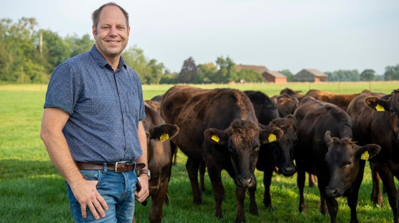 Am Rande des Münsterlandes lebt Patrick Balster auf dem elterlichen Hof und züchtet Wagyu-Rinder im Nebenerwerb. – Bild: WDR/​Melanie Grande