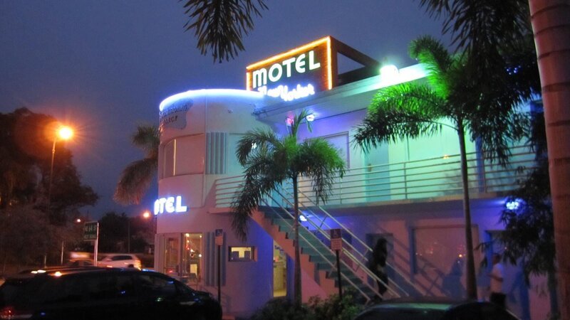 A night time view of the New Yorker in Miami, FL, as seen on Travel Channel’s Hotel Impossible. – Bild: 2012, The Travel Channel, L.L.C. All Rights Reserved.