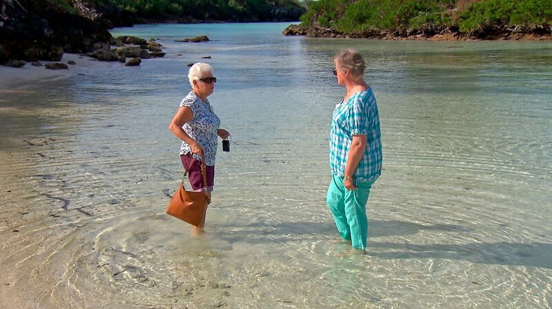 Heidrun Topp und Barbara Kallenbach im kristallklaren Wasser der Bermudas. – Bild: SWR/​Fandango