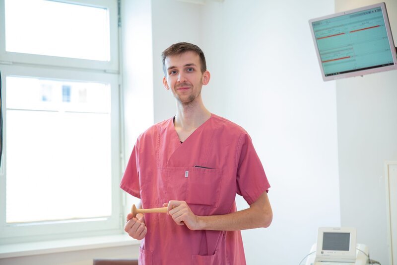 Casper Jaginiak (23) ist Hebammen-Student am Martin-Luther Krankenhaus in Berlin. – Bild: ZDF und Annette Hauschild.