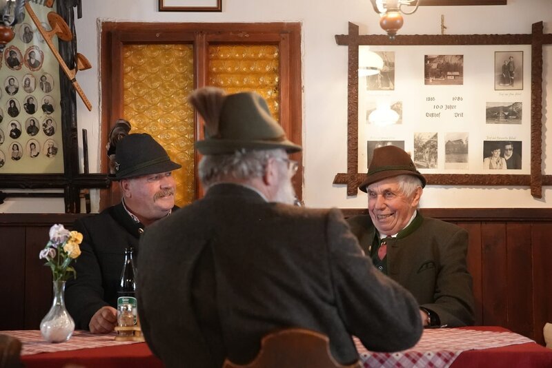 Kirchstammtisch im Gasthof Veit 3 Heeren – Bild: Südkino / ServusTV Kirchstammtisch im Gasthof Veit 3 Heeren – Bild: Südkino / ServusTV