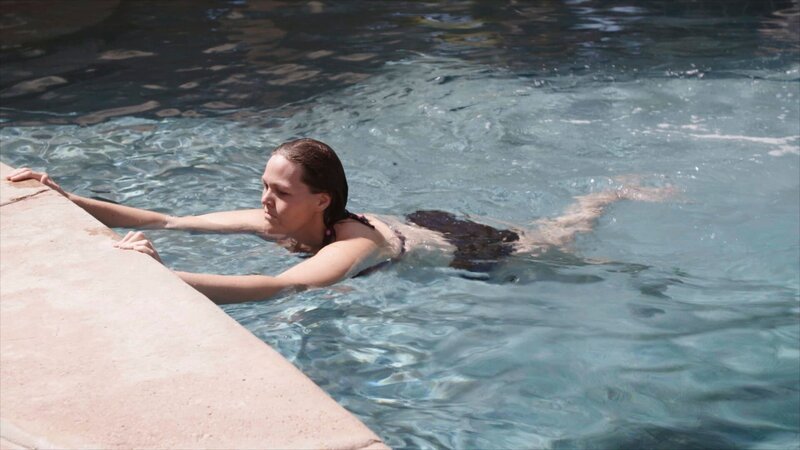 Tanya schwimmt im Schwimmbad – Bild: Discovery Communications
