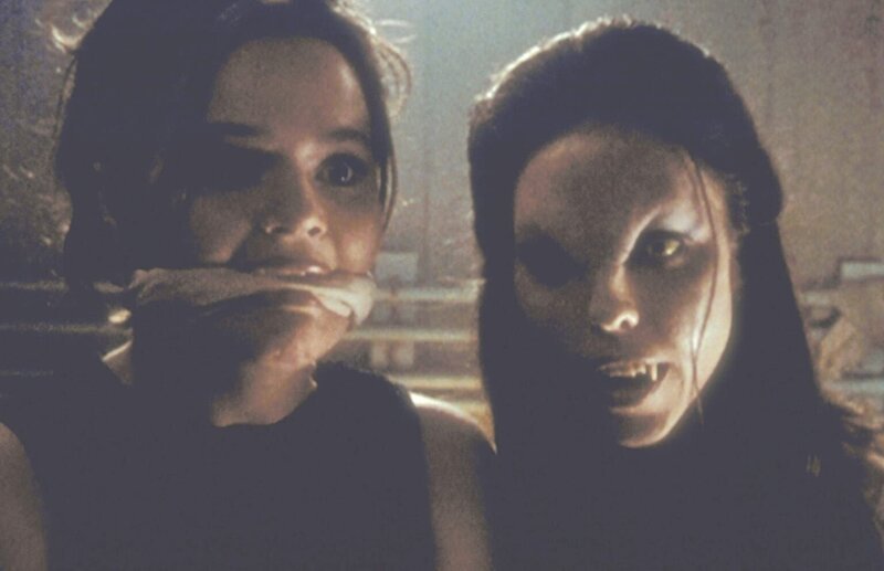 Die Vampirin Drusilla (Juliet Landau, r.) hat Sheila (Alexandra Jones, l.) in ihre Gewalt gebracht. – Bild: TM + © 2000 Twentieth Century Fox Film Corporation. All Rights Reserved. Lizenzbild frei