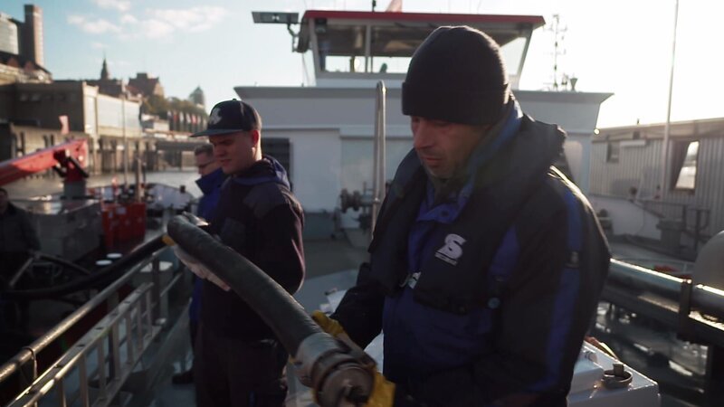 Captain Patrick and his crew supply the watercraft in the Hanseatic city with heavy fuel and diesel oil. – Bild: DMAX