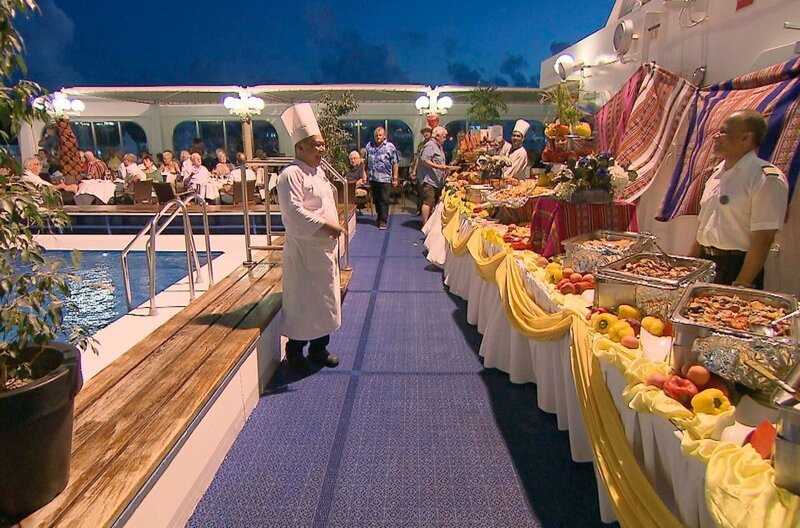 Bahamas: Karibisches Buffet am Abend. – Bild: SWR/​Fandango