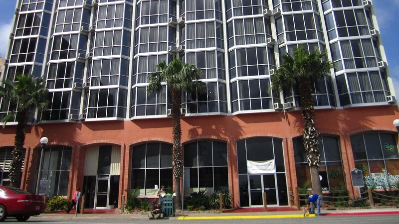 The exterior of the Hotel Corpus Christi Bayfront in the middle of renovations. – Bild: 2012,The Travel Channel, L.L.C. All Rights Reserved