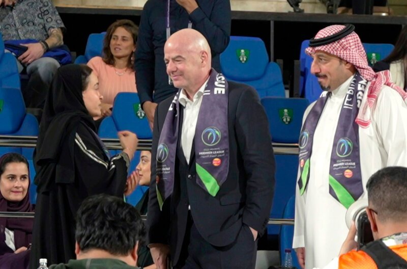 FIFA-Chef Giovanni Infantino und der saudische Fußballpräsident Yasser Al-Misehal im Stadion in Bahaian. – Bild: SWR FIFA-Chef Giovanni Infantino und der saudische Fußballpräsident Yasser Al-Misehal im Stadion in Bahaian. – Bild: SWR