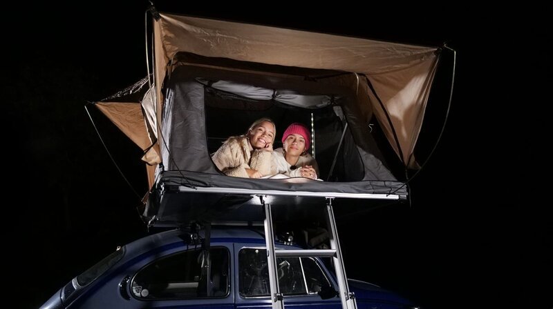 Vom längst verlassenen Luxushotel zu einem Campingplatz am Bodensee: Lisa und Lena verreisen „wie früher“, u. a. mit einem VW-Käfcher. Ihr Trip durch die Geschichte führt sie aber auch in ein verlassenes Luxushotel. – Bild: SWR/​tvision/​Martin Beume