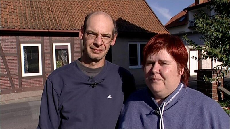 Silke und Harald haben ein Grundstück mit einem halb verfallenen Häuschen für 15.000 Euro erworben. Nun müssen sie das Haus in Eigenleistung sanieren, weil sie als Hartz-IV-Empfänger über keine weiteren finanziellen Mittel verfügen. – Bild: RTL Zwei