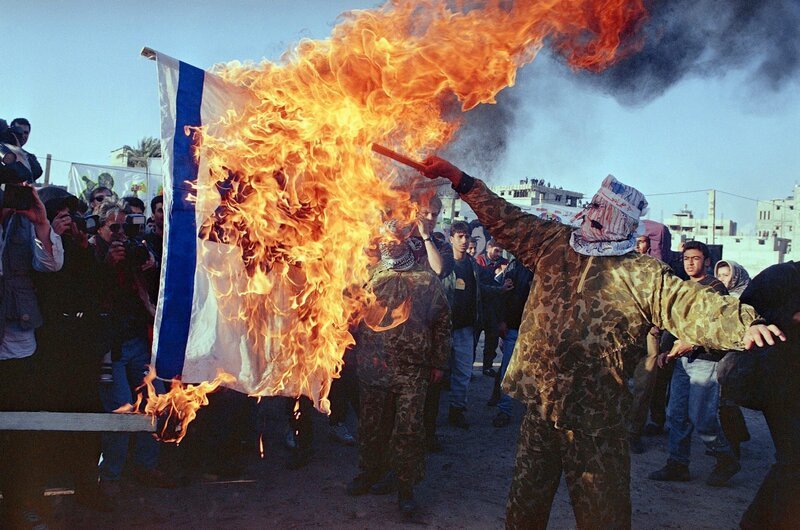 1994 in Gaza City: Maskierte Islamische Aktivisten verbrennen einen israelische Flagge. – Bild: ZDF und Nabil Judah.