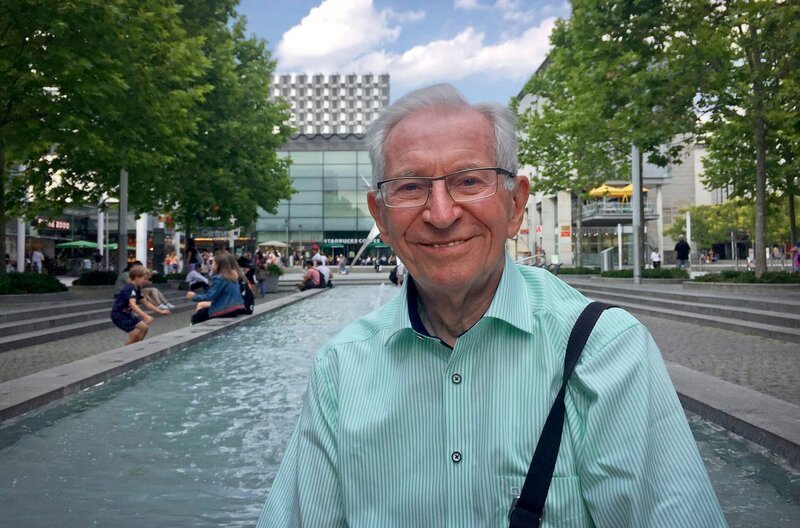 Hans-Joachim Dietze hat die Bombennacht und den Niedergang des Prachtboulevards als 15 Jähriger erlebt und fotografiert. – Bild: MDR/Beate Gerber Hans-Joachim Dietze hat die Bombennacht und den Niedergang des Prachtboulevards als 15 Jähriger erlebt und fotografiert. – Bild: MDR/Beate Gerber
