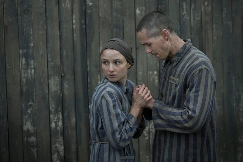 Jonah Hauer-King as Lali Sokolov & Anna Próchniak as Gita Furman in Auschwitz. – Bild: Sky