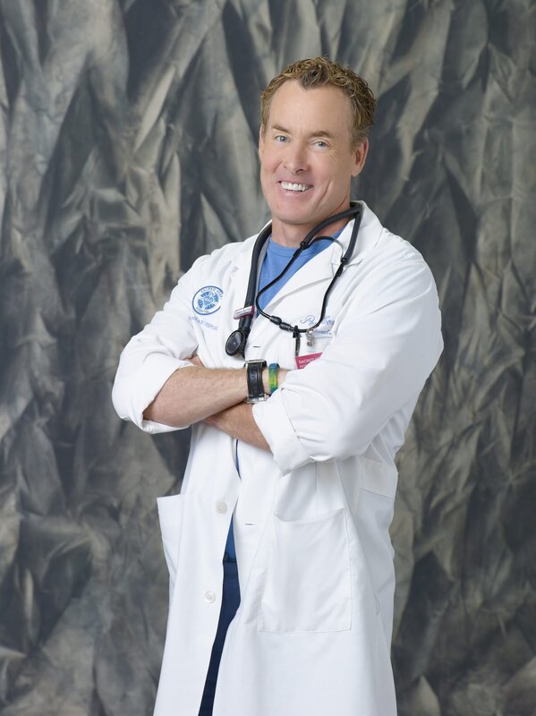 (9. Staffel) – Dr. Cox (John C. McGingley) arbeitet nebenbei als Lehrer an der Medizin-Uni und ist wie immer von Kollegen und Studenten angewidert … – Bild: Touchstone Television Lizenzbild frei