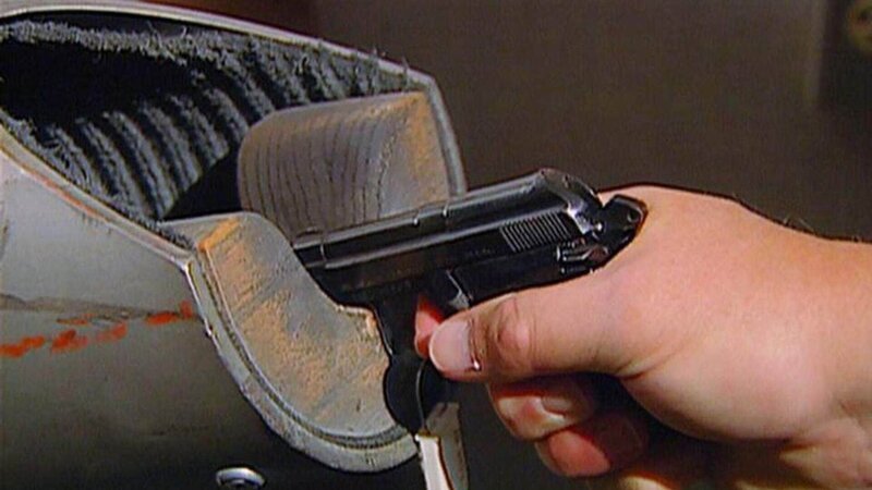 Mit Hilfe neuer Methoden von Ballistik und forensischer Medizin werden viele Fälle der Vergangenheit neu überprüft. – Bild: TVNOW