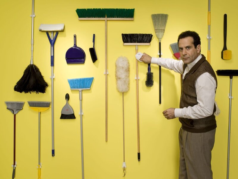 Ordnung ist für Adrian Monk (Tony Shalhoub) das ganze Leben … – Bild: SUPER RTL