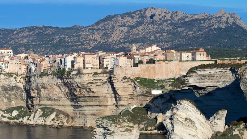 Die kleine Hafenstadt Bonifacio liegt an der südlichen Spitze Korsikas und zeichnet sich durch ihre spektakuläre Lage auf einem steilen Kliff aus. – Bild: ZDF und Axel Gomille