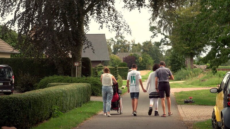 Die Familie Höckendorf beim Spaziergang – Bild: MDR/​Jung, Genetu