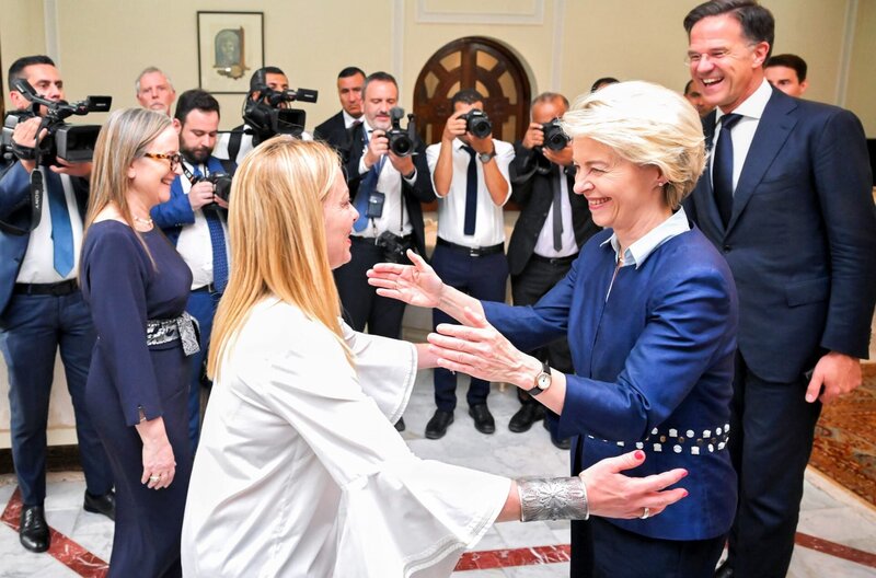 Endspiel um Europa? – Bild: Dati Bendo /​ 16.07.2023: Die Präsidentin der Europäischen Kommission, Ursula von der Leyen (re.), und Italiens Ministerpräsidentin Giorgia Meloni  (li.) begrüßen sich während ihres Staatsbesuchs in Tunis.
