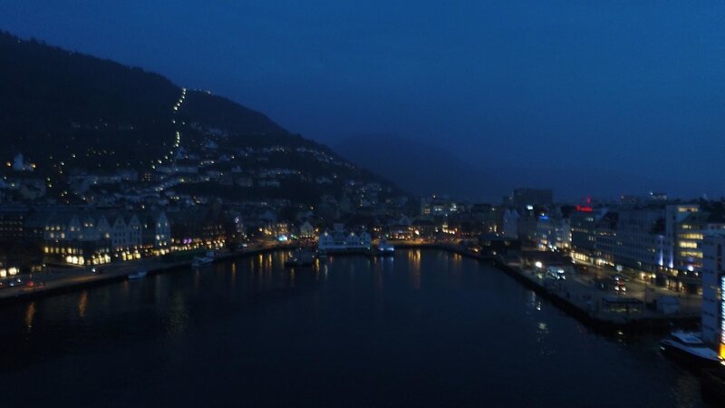 Die norwegische Stadt Bergen bei Nacht. – Bild: ZDF und Stefan Thissen.