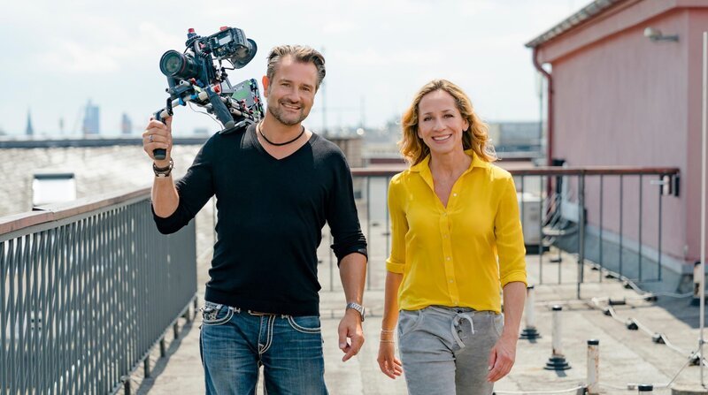 Moderatorin Tamina Kallert (r) und Kameramann Uwe Irnsinger. – Bild: ZDF und WDR/​Annika Fußwinkel.