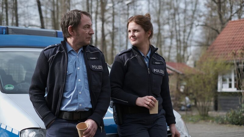 Hauptkommissar Fichte (Thorsten Merten, l.) und Kommissarin Luise Bohn (Alina Stiegler, r.) sind noch kein eingespieltes Team. – Bild: ZDF und JAN FEHSE.