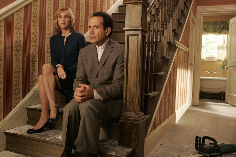 L-R: Natalie Teeger (Traylor Howard), Adrian Monk (Tony Shalhoub) – Bild: Warner TV Serie