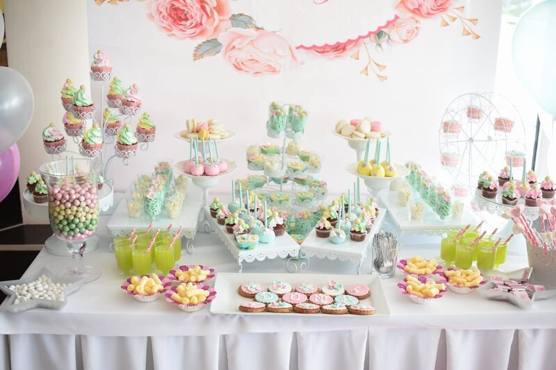 Sweet table for child birthday. Candy bar with a lot of different candies and sweet cakes – Bild: Shutterstock /​ Shutterstock /​ Copyright (c) 2018 Maja Marjanovic/​Shutterstock. No use without permission.