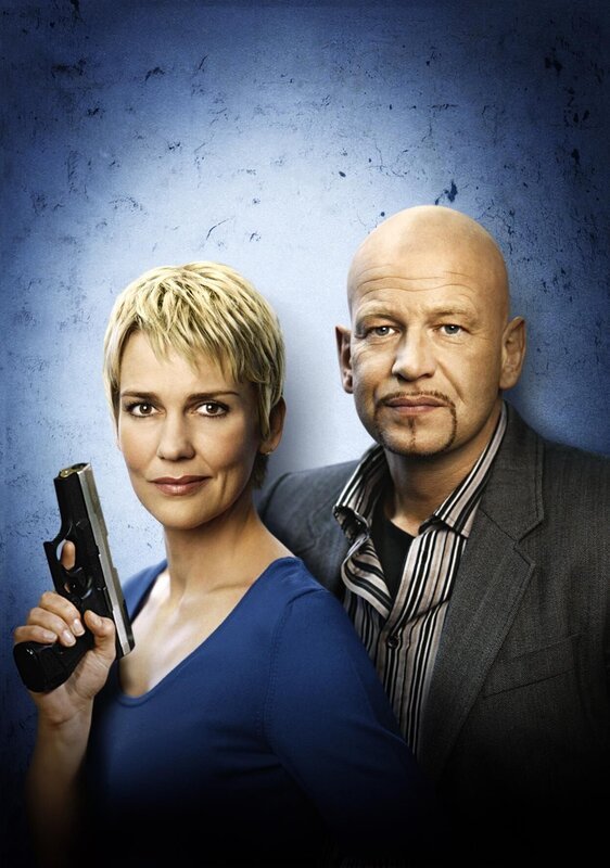 Die Kommissare Alexandra Rietz (l.) und Michael Naseband (r.) werden im Kampf gegen das Verbrechen täglich mit heiklen Aufgaben konfrontiert … – Bild: SAT.1 /​ Holger Rauner Eigenproduktionsbild frei