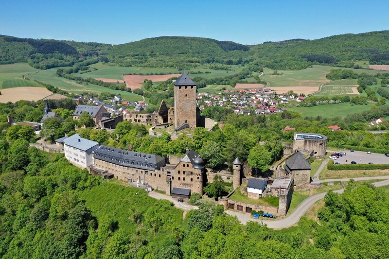 Burg Lichtenberg, a castle in Germany from above – Bild: shutterstock
