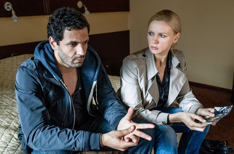Mein Mann, ein Mörder – Bild: Felix Cramer/​Polyphon /​ Arie (Mehdi Nebbou) erzählt Minette (Veronica Ferres) vom Verschwinden seiner Freundin Nora.